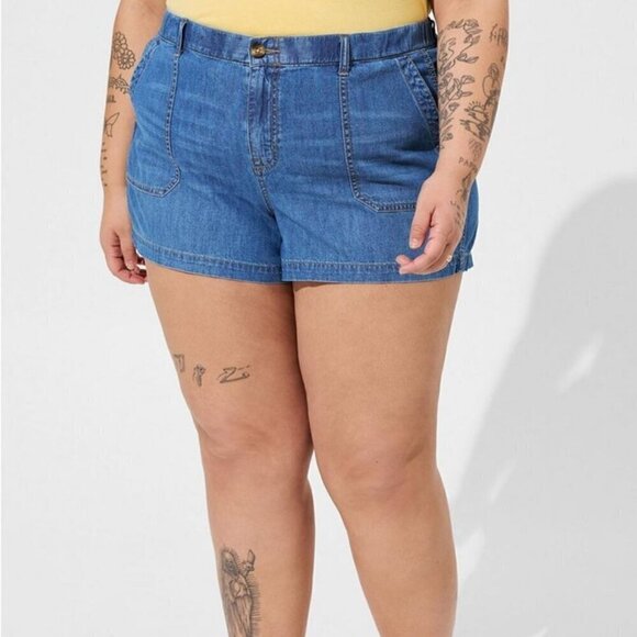 Torrid - 3.5 Inch Relaxed Utility Lightweight Mid-Rise Short in Medium Wash - Picture 9 of 10